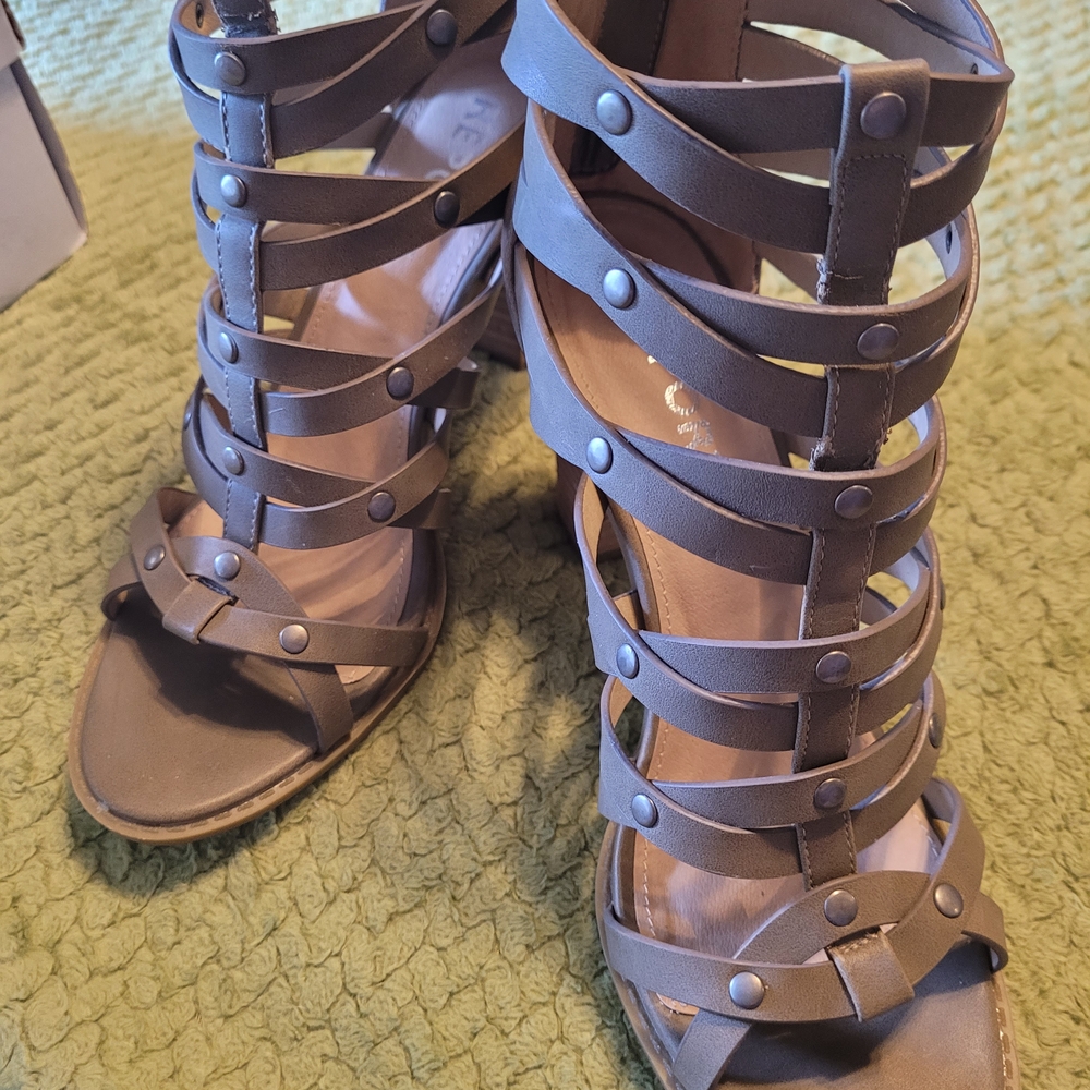 Report NWOT Olive Strappy Sandals